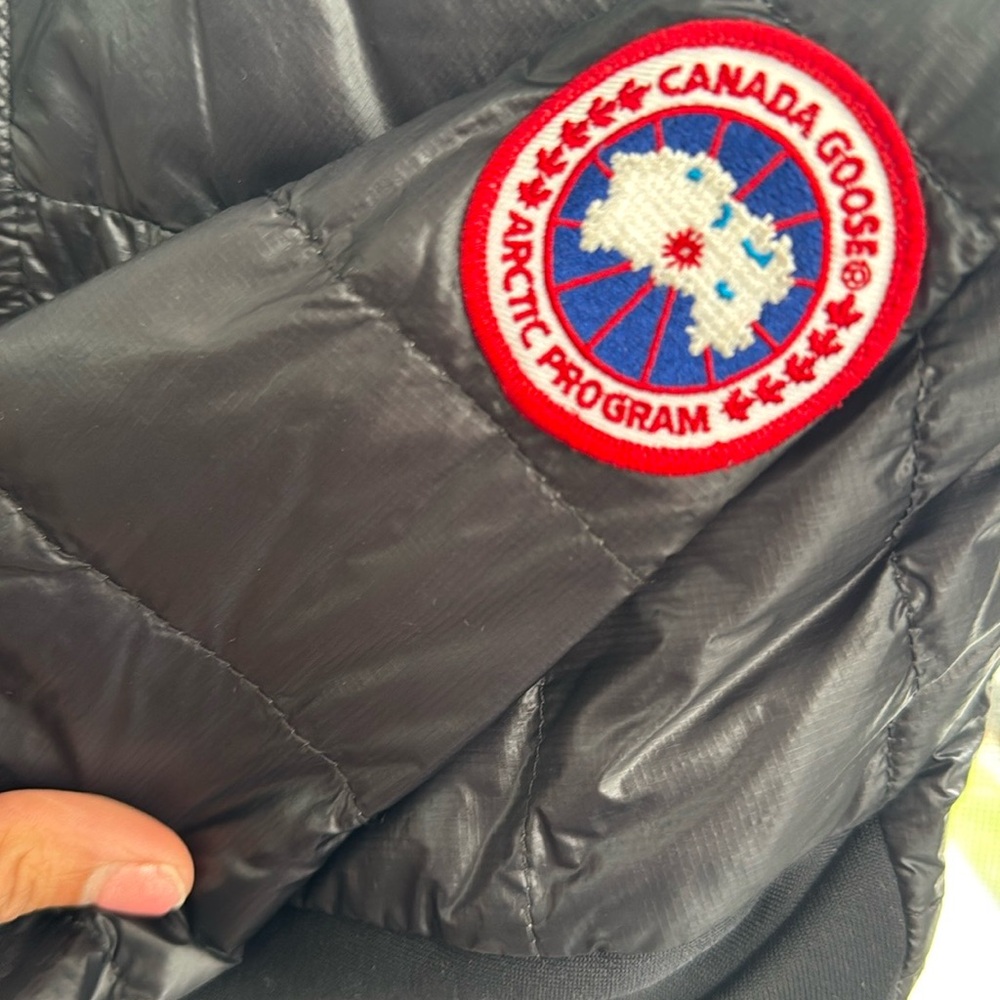 Canada Goose Women’s Black Puffer Jacket - Picture 7 of 8
